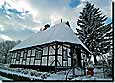 Verschneites Reetdachhaus in Schwansen