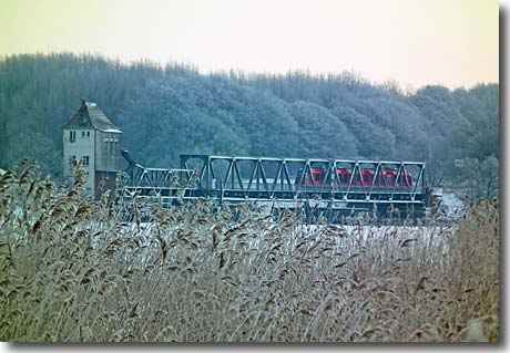 Zug auf der Brücke in Lindaunis