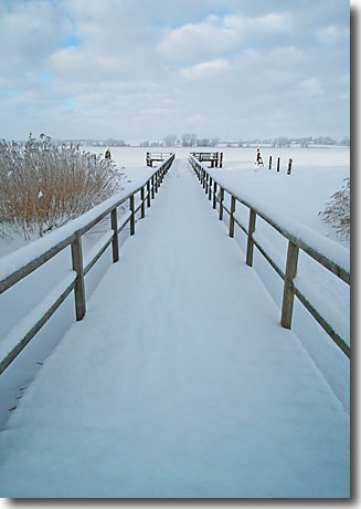 Verschneiter Bootssteg an der Schlei