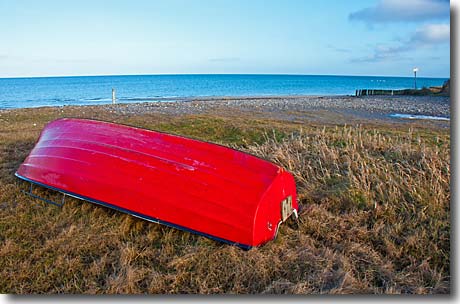 Das rote Ruderboot am Ostseestrand