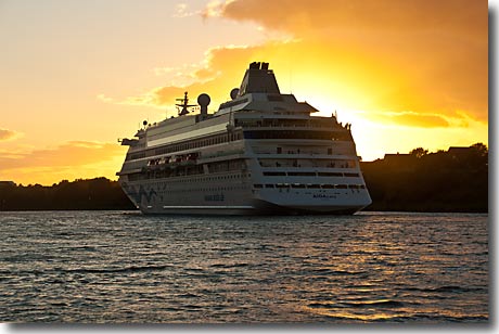 Traumschiff und ein traumhafter Sonnenuntergang