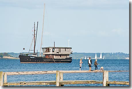 Piratenschiff an der Ostseeküste