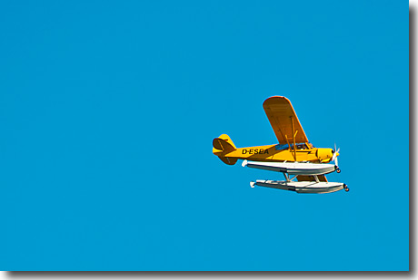 Wasserflugzeug am blauen Ostseehimmel