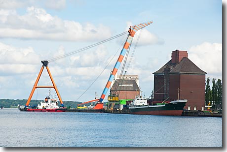 Schwimmkran im Flensburger Hafen