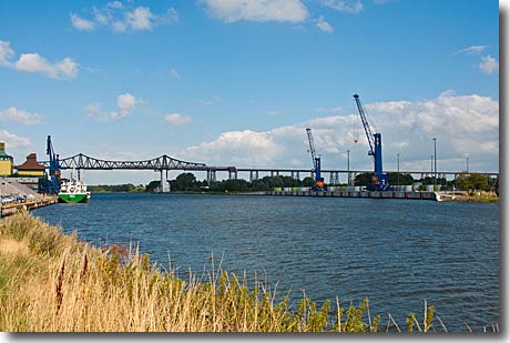 Brücke, Fähre und Schiffsbegrüsser in Rendsburg