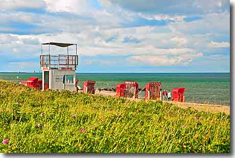 DLRG-Wachturm und Strandkörbe an der Ostsee