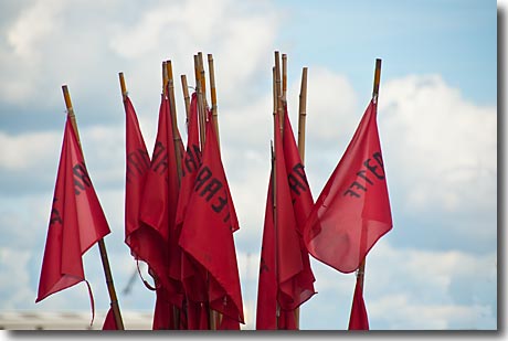 Rote Stellnetzfahnen am Fischereihafen