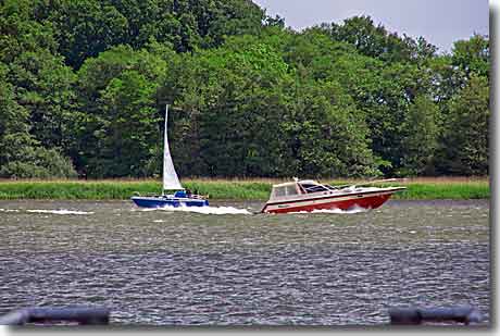 Motor- und Segelboot auf der Schlei Motor- und Segelboot auf der Schlei