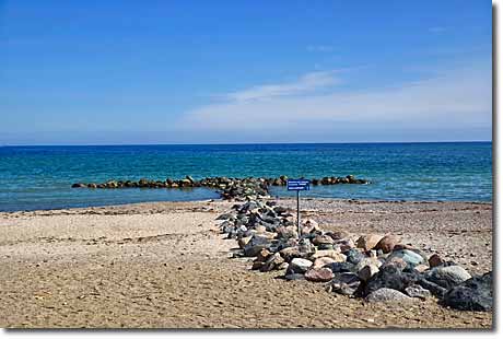 Ostseestrand Schönhagen: Buhnen im April Ostseestrand Schönhagen: Buhnen im April