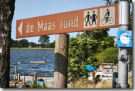 Braunes Holzschild mit der Aufschrift 
