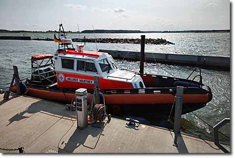 Seenotrettungsboot Seenotrettungsboot HELLMUT MANTHEY im Hafen von Maasholm an einem Steg liegend
