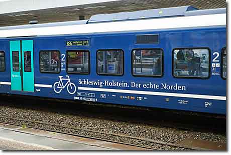 Blauer Regionalzug der RE6 mit dem Schriftzug 
