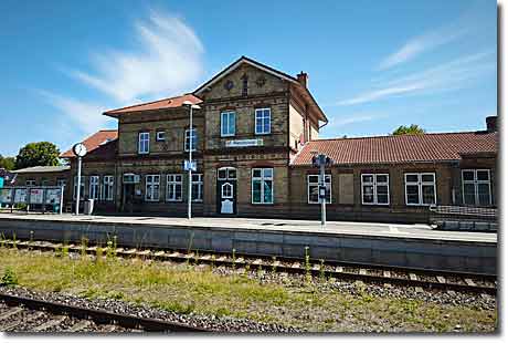 Bahnhof Süderbrarup: Das Tor zur Schlei Historisches Backsteingebäude des Bahnhofs Süderbrarup / Deekelsen an den Gleisen unter blauem Himmel